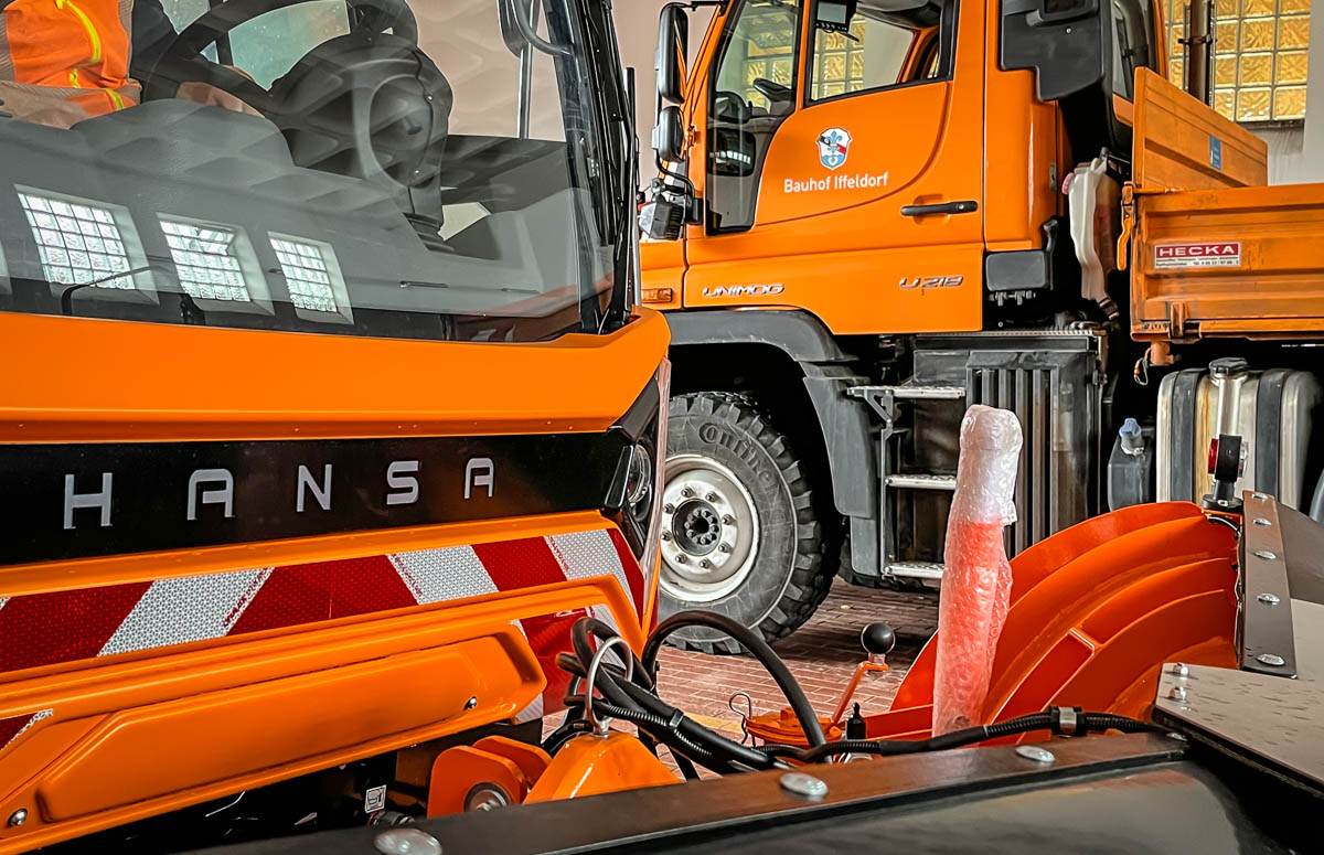 Hansa XL und U 219 in der Garage des Bauhofs Iffeldorf