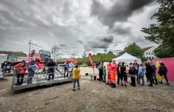 Besucher des Henne Standes warten darauf mit dem Rototeleskop hoch zu fahren