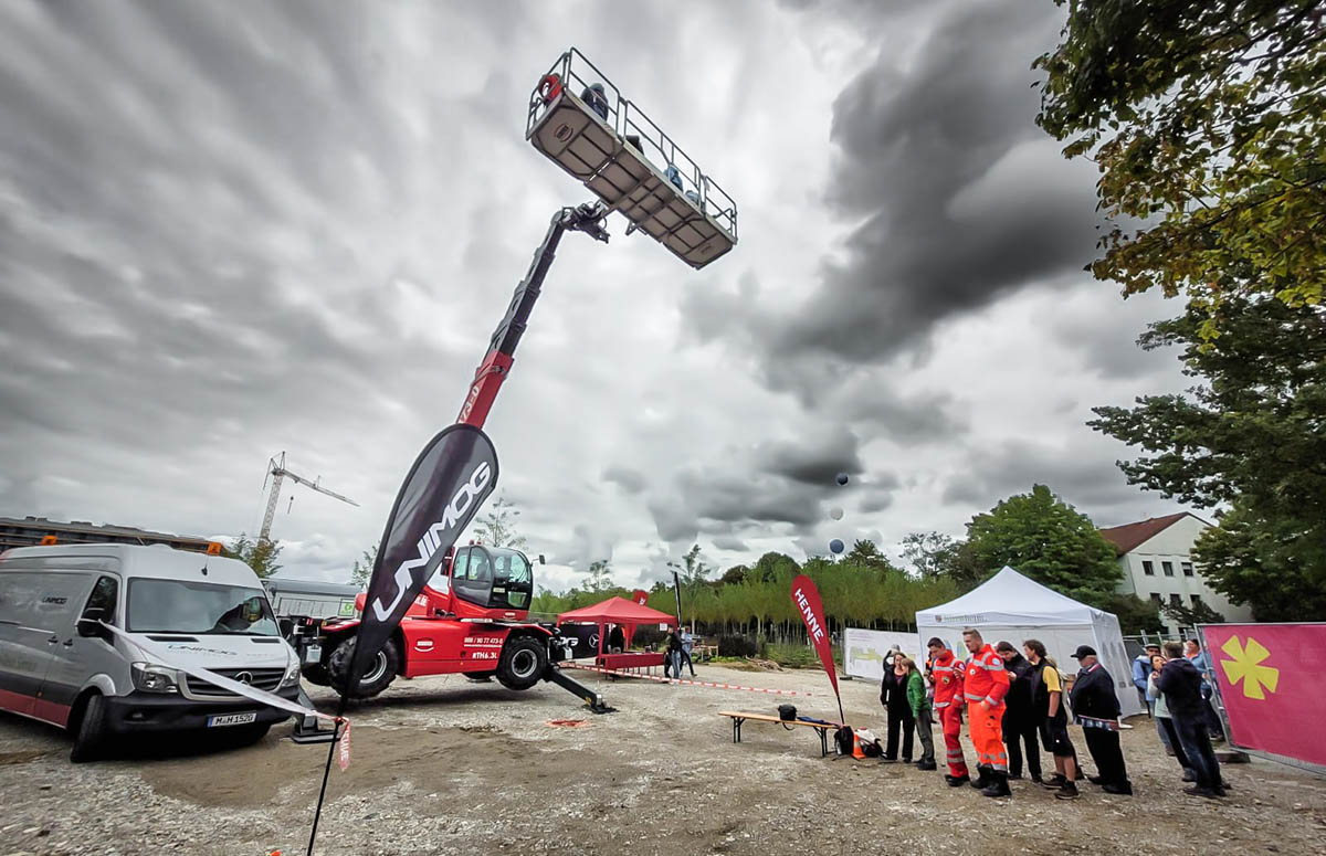 Teilnehmer warten auf die Fahrt mit dem Rotolift auf dem Baustellenfest in Kirchheim