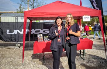 Henne Mitarbeiterinnen am Stand beim Baumaschinenfest