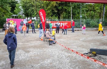 Besucher vor dem Henne Stand auf dem Baustellenfest der Landesgartenschau Kirchheim