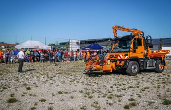 Vorführung des Unimog U 535 mit Mulag Mähaufbau bei der Roadshow in Denklingen