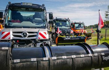 Unimog mit Pflügen von Bucher bei der Roadshow