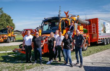 Gruppenfoto bei der letzten Veranstaltung der Roadshow 2023 vor dem Unimog U 535 mit Eco1200 plus Mähkombination