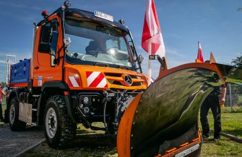 Unimog U 219 mit Pflug ausgerüstet für den Winterdienst