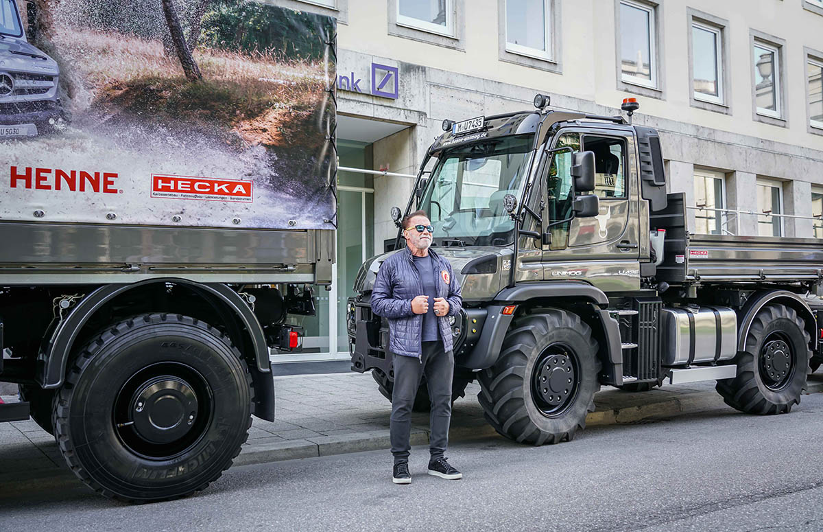 Arnold Schwarzenegger vor dem U5023 und U 435