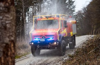 Unimog mit Feuerwehraufbau Schlingmann in Fahrt