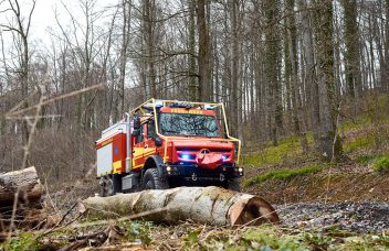 Unimog mit Feuerwehraufbau von Schlingmann im Gelände