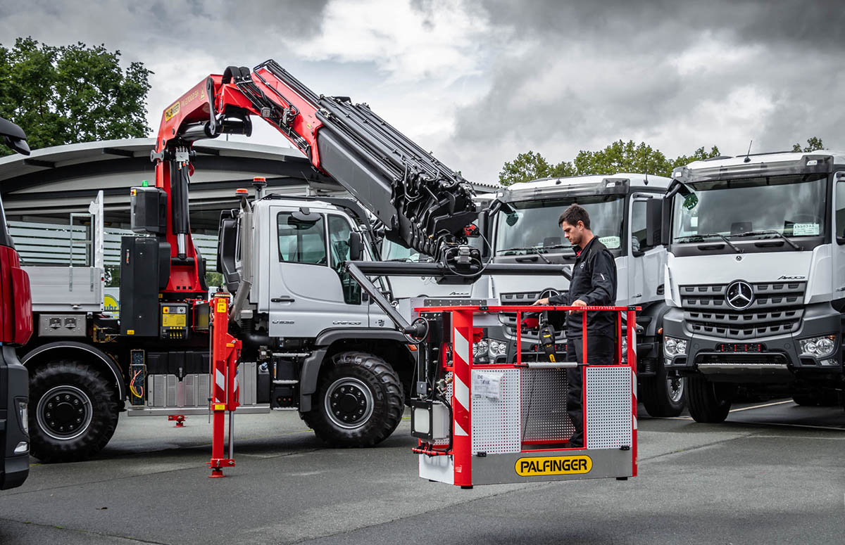 Unimog ausgestattet mit Palfinger Ladekran mit montierter Arbeitsbühne