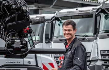 Mercedes-Benz Servicetechniker vor Unimog U535 mit Palfinger Arbeitsbühne