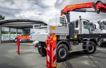 Unimog U535 mit Palfinger Ladekran mit ausgefahrenen Stützen