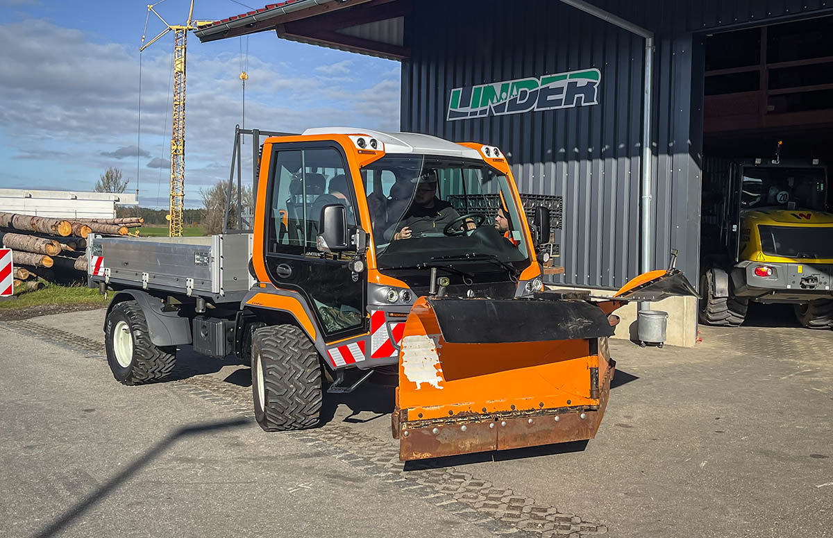 Linder Unitrac mit Pflug