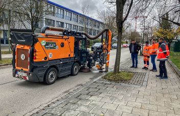 Vorführung der Swingo mit Sinkkastenreiniger selbstfahrende Kehrmaschine bei der Gemeinde Unterföhring