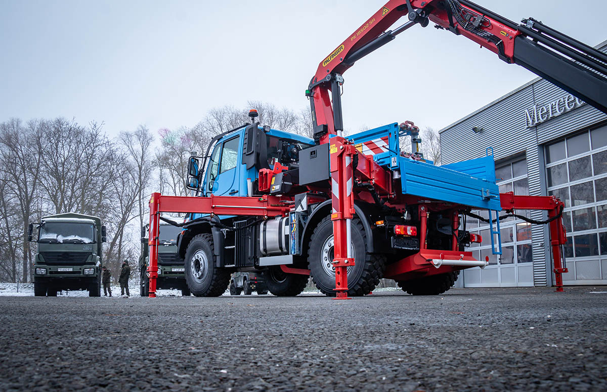 Unimog U 530 mit Palfinger Kran einsatzbereit