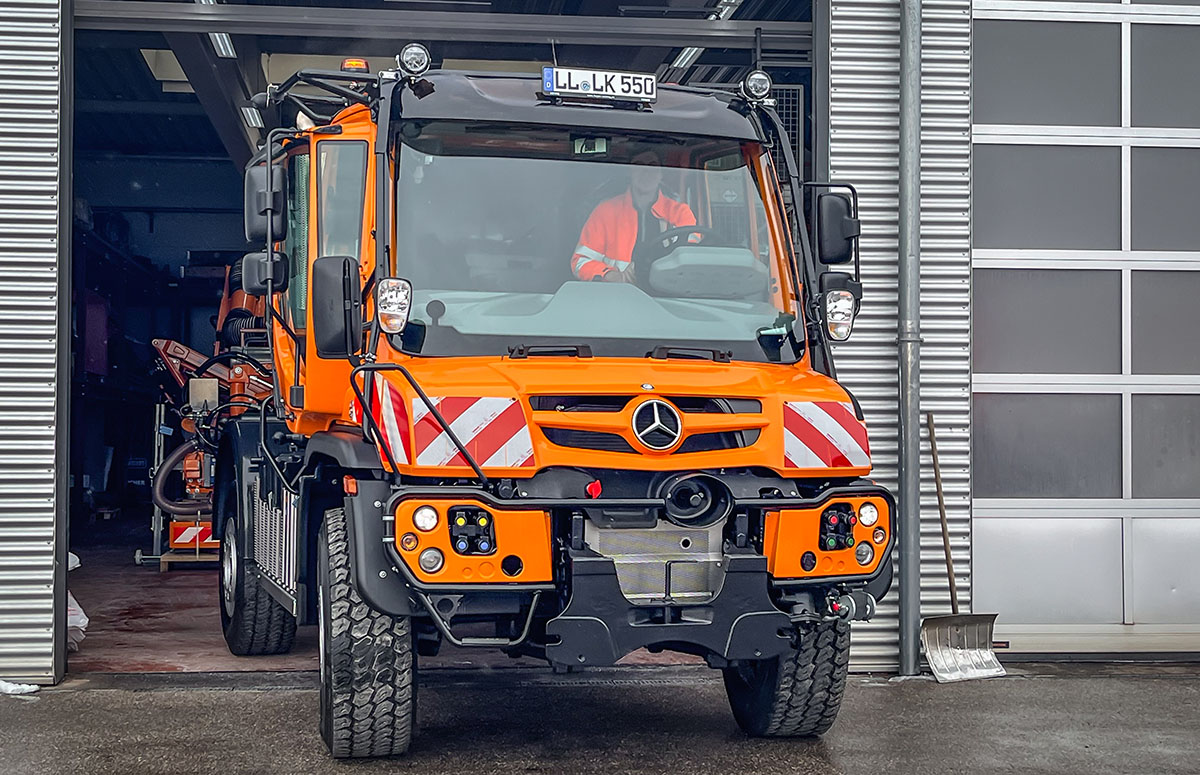 Der an die Gemeinde übergebene Unimog U355 hat eine Mähtür