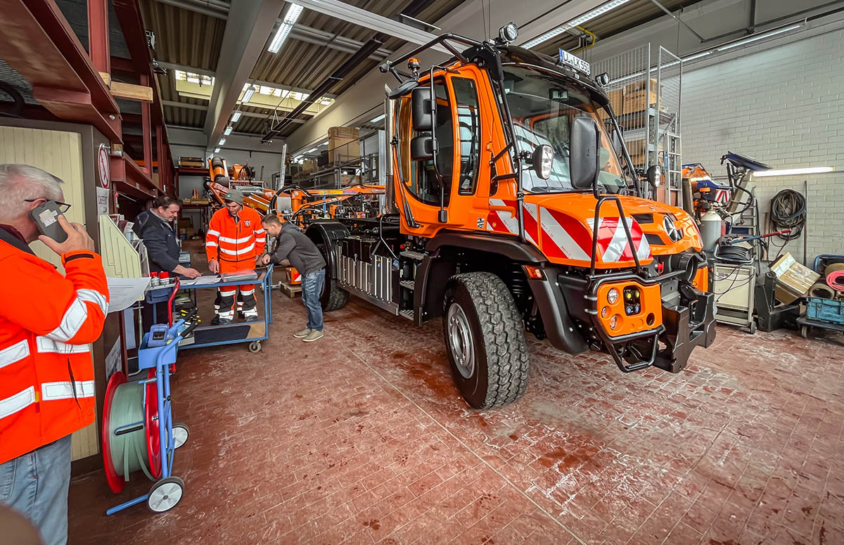 Der Unimog U 535 ist mit einer Mähtür ausgestattet