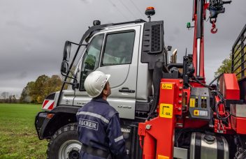 Der Unimog von Wacker ist mit einem Palfinger Ladekran ausgestattet.