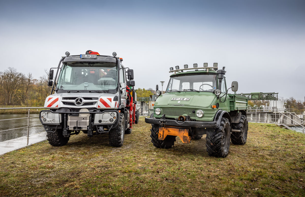 Unimog U 319 in Reflexsilber-Metallic und U 406 in moosgrün