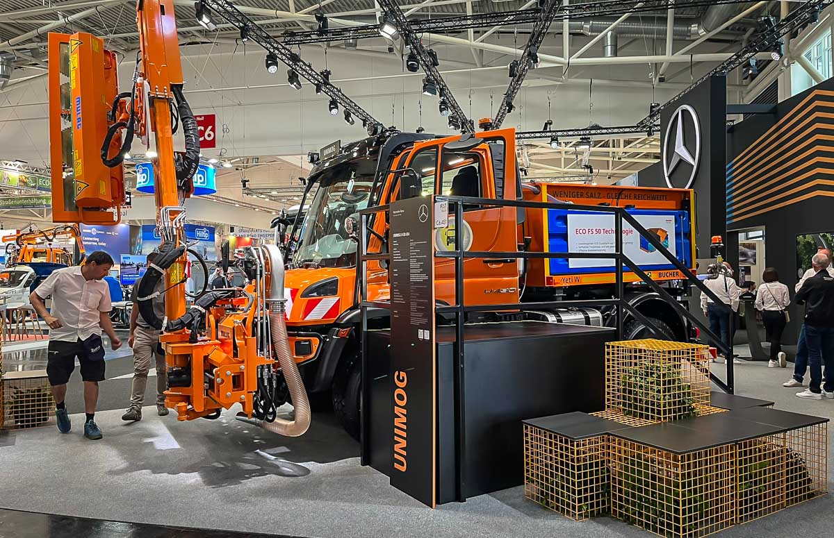 Ausgestellter Unimog auf dem Mercedes-Benz Stand