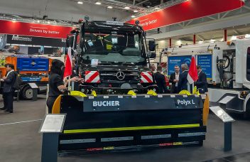 Unimog mit Bucher Pflug
