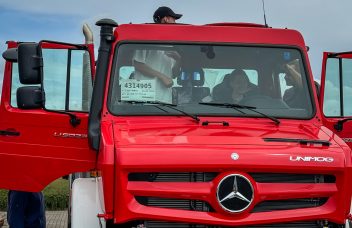 Schülerinnen und Schüler entdecken den Feuerwehr Unimog