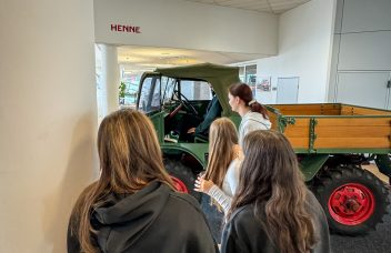 Führung für die Schülerinnen und Schüler bei Henne in Wiedemar