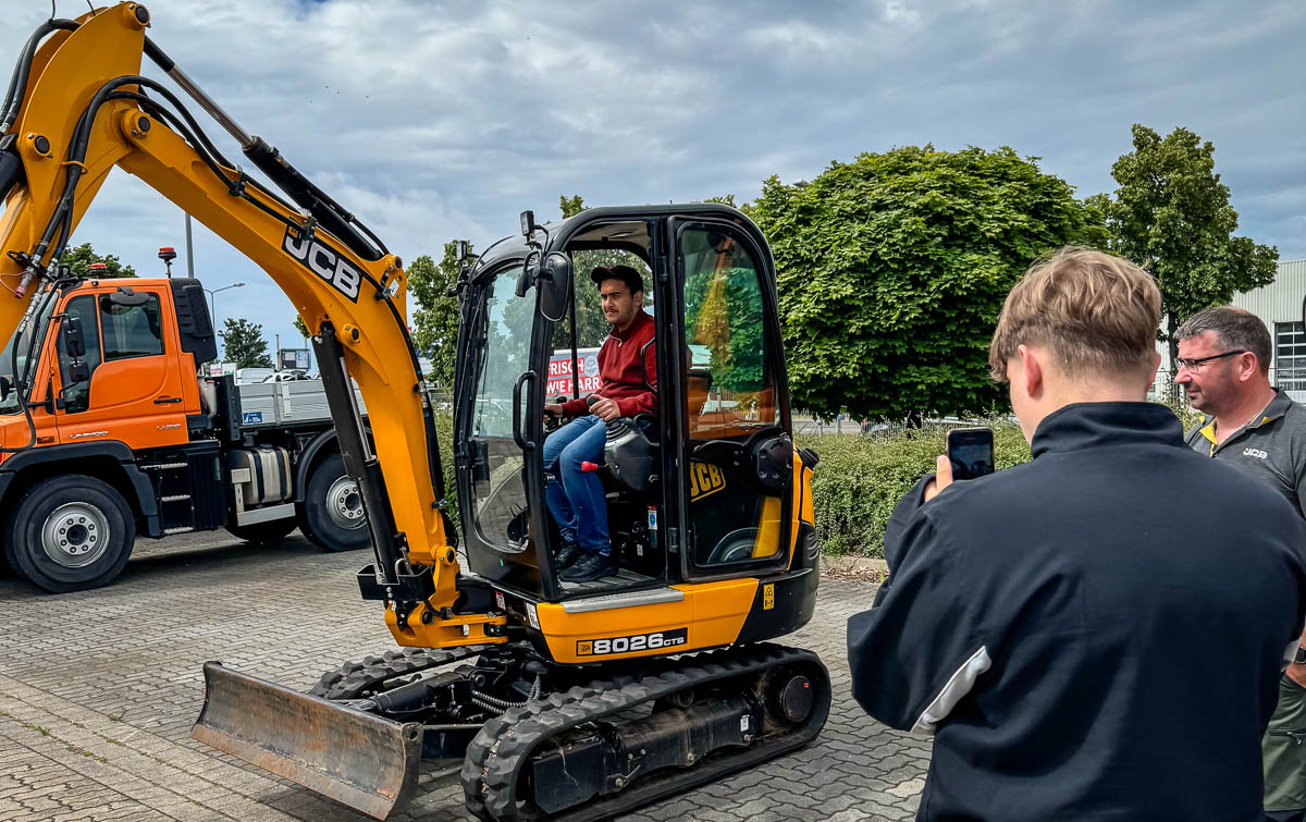 JCB Bagger Probesitzen am Tag der Berufe Rallye