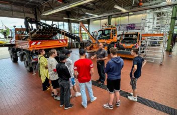 Führung für Schülerinnen und Schüler in der Henne Werkstatt in Wiedemar
