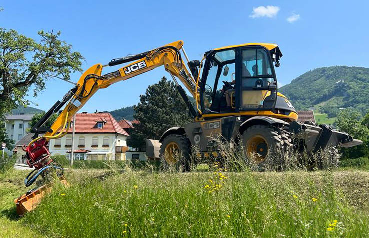 JCB Hydradig beim Mähen