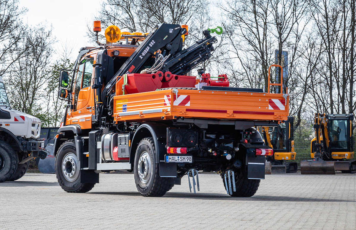 Unimog mit Schleuderketten