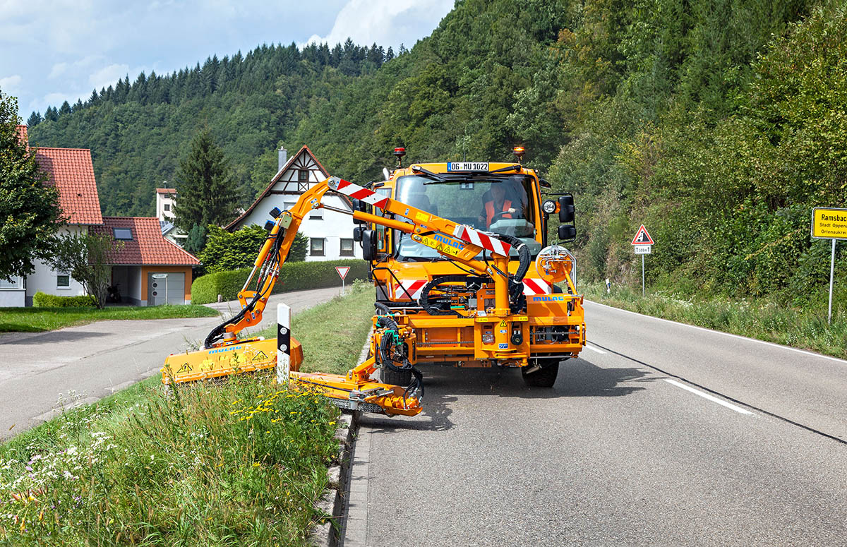 Unimog mit Mulag MFK 600 Leitpfosteneinsatz Unimog mit Mulag MFK 600 Leitpfosteneinsatz