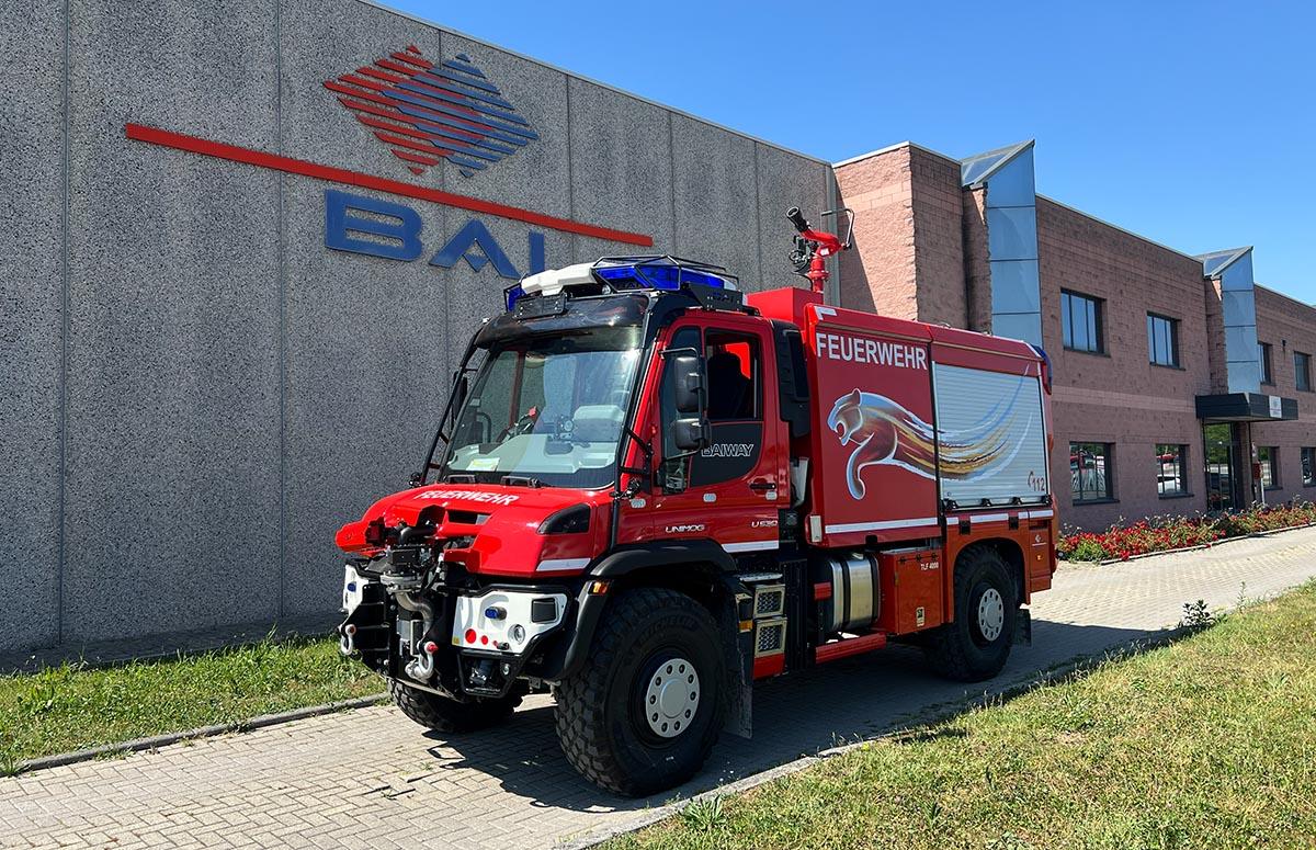 Unimog U 530 als BAI TLF 4000 vor dem BAI-Werk