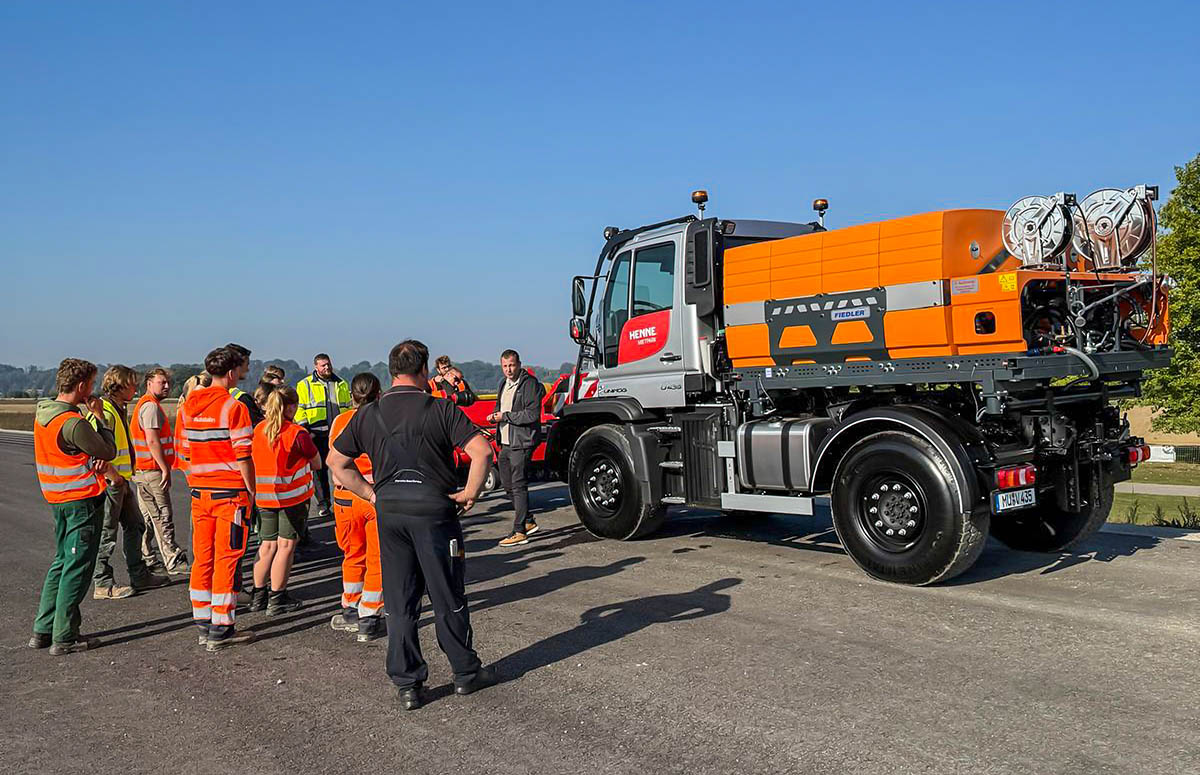 HSWT-Lehrbaustelle – Technik im Austausch Studierende im fachlichen Austausch über die Einsatzmöglichkeiten des Unimog auf der HSWT-Lehrbaustelle