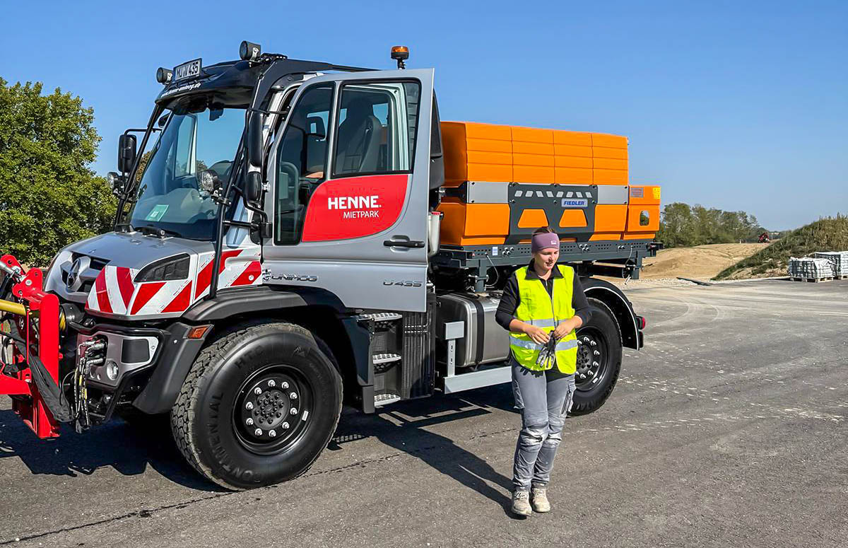 HSWT-Lehrbaustelle – Den Unimog selbst erleben Teilnehmer vor dem HENNE Unimog auf der HSWT-Lehrbaustelle in Pocking