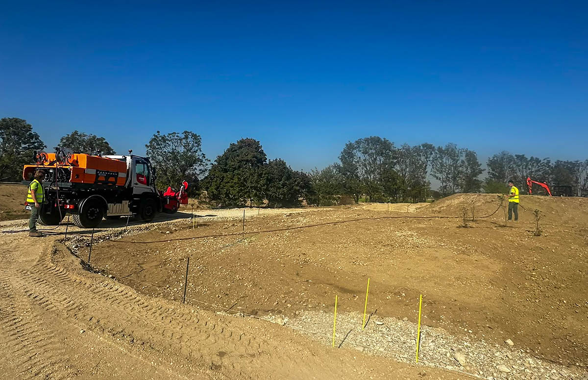 HSWT-Lehrbaustelle – Bewässerung mit dem Unimog Unimog bei der Bewässerung neu gesetzter Pflanzen auf der HSWT-Lehrbaustelle
