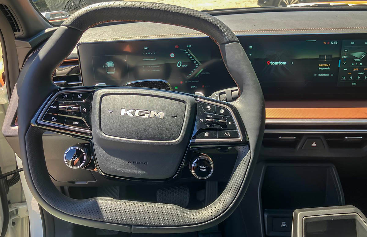 KGM Musso EV – Fahrerplatz Fahrerplatz des KGM Musso EV mit Multifunktionslenkrad und digitalen Anzeigen