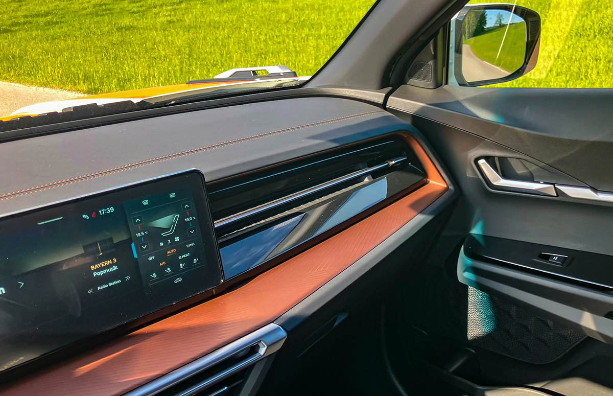 KGM Musso EV – Cockpit und Bedienung Armaturenbrett und Touchscreen im Innenraum des KGM Musso EV