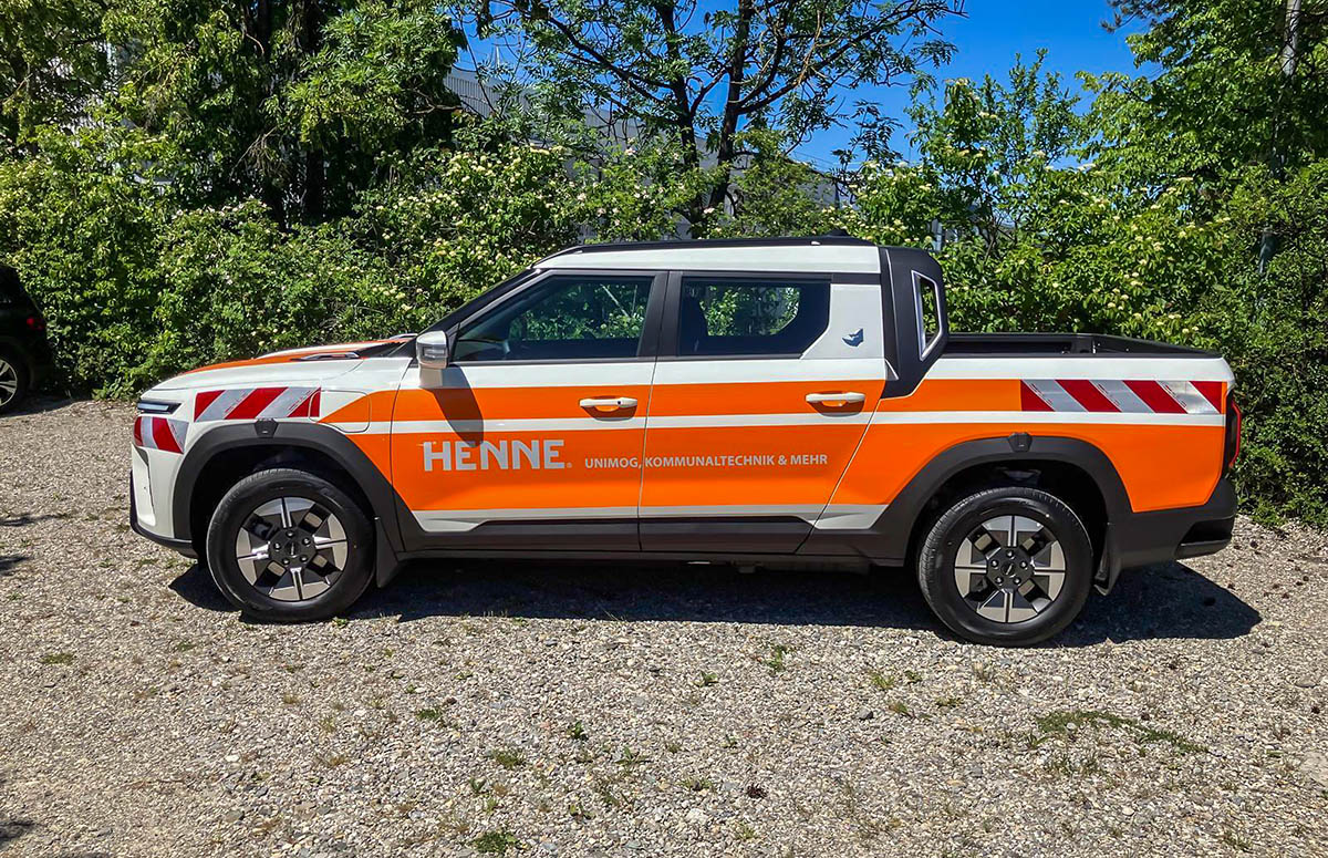 KGM Musso EV als vollelektrischer Doppelkabinen-Pick-up in der Seitenansicht
