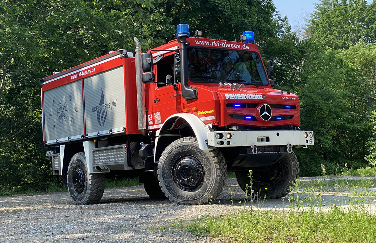 Unimog U 5023 mit Schlingmann VARUS TLF-3000-Aufbau im Gelände